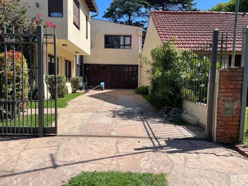 Mar y Asados - Chalet hasta 19 huéspedes con dos Parrillas (Mar y Asados - Chalet hasta 19 huespedes con dos Parrillas) near Aeroporto Internacional Astor Piazzolla