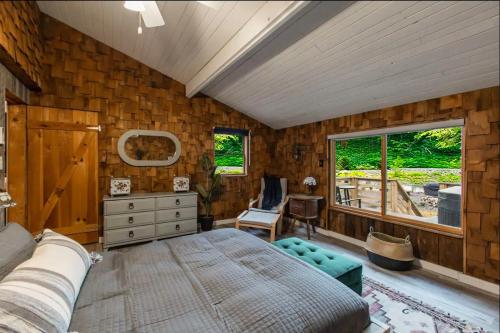 Riverside Log Cabin w Hot Tub Fire Pit Huge Deck
