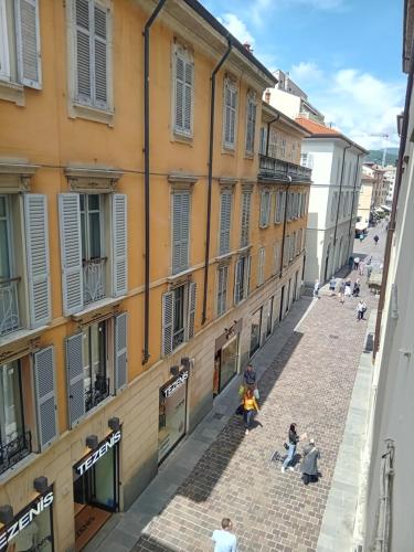 A few steps from lake Como Central Beautiful flat - image 3