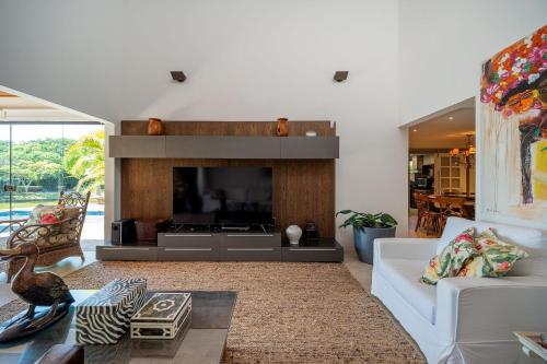 Skupni salon/TV območje, Bz58 Linda casa c/ Piscina privativa e vista lago in Vila Luiza