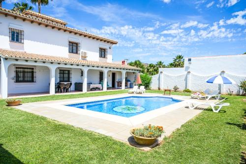 Amplia casa rural con precioso jardín cerca de Málaga capital., Málaga
