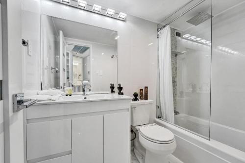 Amazing Ocean Front Condo 2BD beach Resort 1515 in Miami Beach, USA