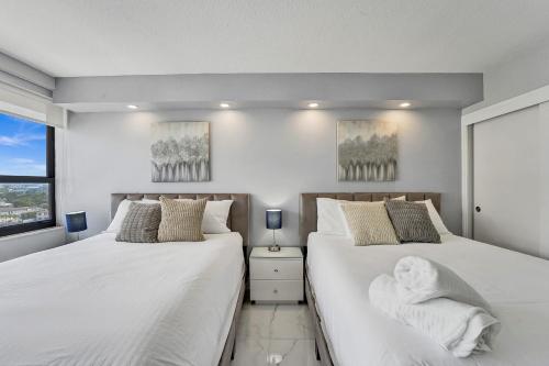 Amazing Ocean Front Condo 2BD beach Resort 1515 in Miami Beach, USA