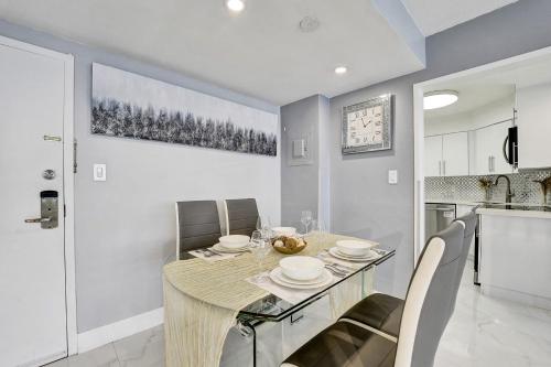 Amazing Ocean Front Condo 2BD beach Resort 1515 in Miami Beach, USA