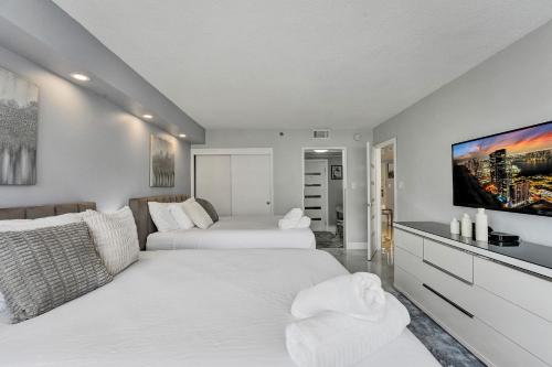 Amazing Ocean Front Condo 2BD beach Resort 1515 in Miami Beach, USA