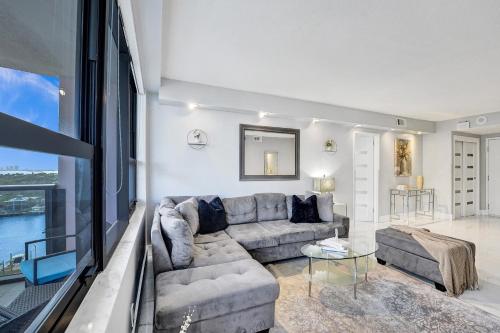 Amazing Ocean Front Condo 2BD beach Resort 1515 in Miami Beach, USA