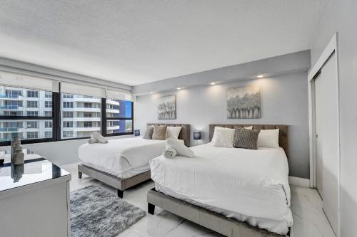 Amazing Ocean Front Condo 2BD beach Resort 1515 in Miami Beach, USA