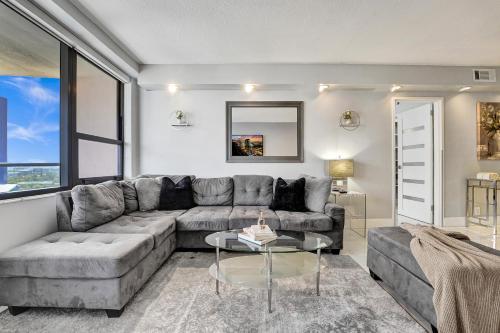 Amazing Ocean Front Condo 2BD beach Resort 1515 in Miami Beach, USA