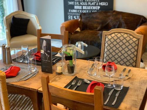Ресторант, Logis Hotel Maison Carree Restaurant O Carre dArt in Mereville