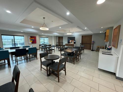 Holiday Inn Express & Suites Ripley By IHG - 식음료(F&B)