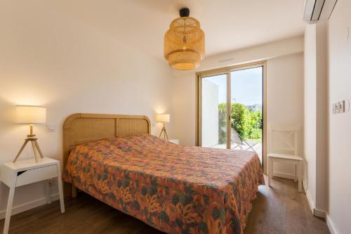 Antibes Rez de Jardin, grande terrasse dans résidence avec piscine