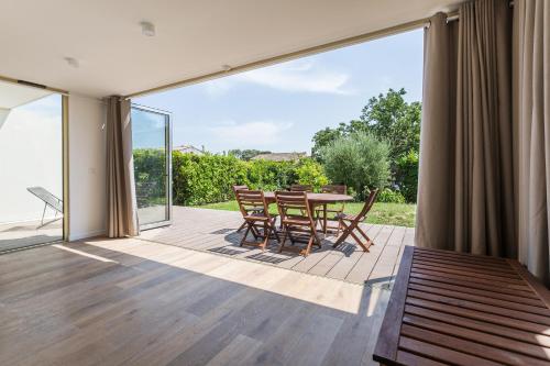 Antibes Rez de Jardin, grande terrasse dans residence avec piscine in Les Breguieres