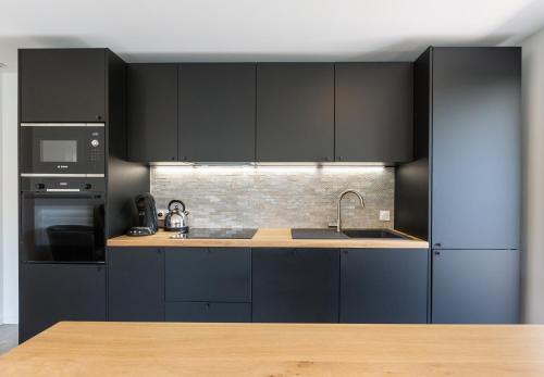 Antibes Rez de Jardin, grande terrasse dans residence avec piscine in Les Breguieres