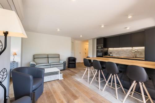 Antibes Rez de Jardin, grande terrasse dans residence avec piscine in Les Breguieres