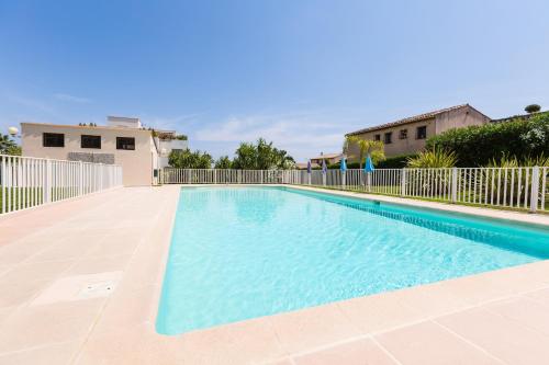 Antibes Rez de Jardin, grande terrasse dans residence avec piscine in Les Breguieres