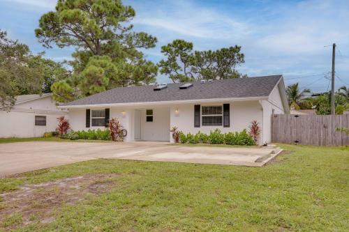 Light and Airy Jupiter Townhome Near Beaches!