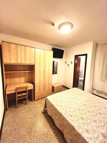 Double Room image 10