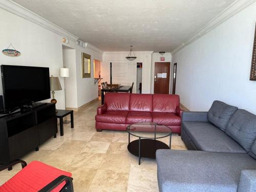 Modern ocean view 1 bedroom direct beach access in Hollywood, USA