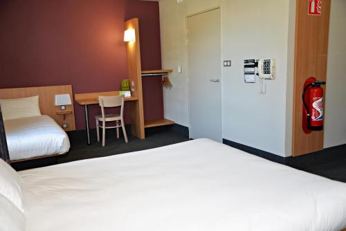 1 queen bed, 2 twin beds