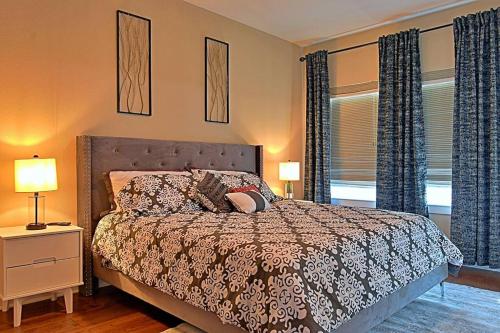 Stylish Austin townhome! King Suite, Full Kitchen, Pool in Austin, USA