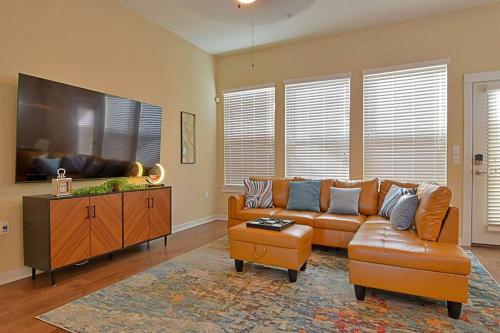 Stylish Austin townhome! King Suite, Full Kitchen, Pool in Austin, USA