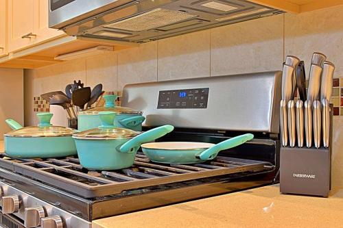 Stylish Austin townhome! King Suite, Full Kitchen, Pool in Austin, USA