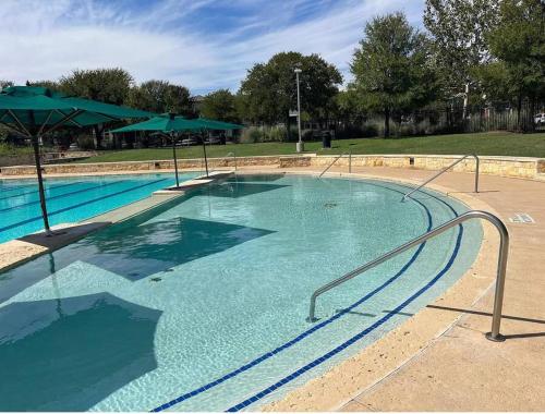 Stylish Austin townhome! King Suite, Full Kitchen, Pool in Austin, USA