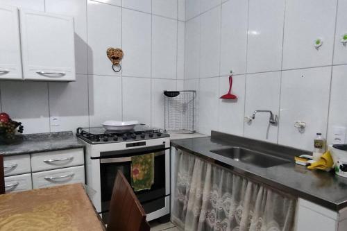 kuhinja, Casa da vovó, 3 quartos, jardim e 2 vagas de garagem (Casa da vovo, 3 quartos, jardim e 2 vagas de garagem) in Coimbra