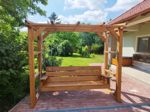 Gönyüi álom kuckó (Gonyui alom kucko) in Vitezitelek