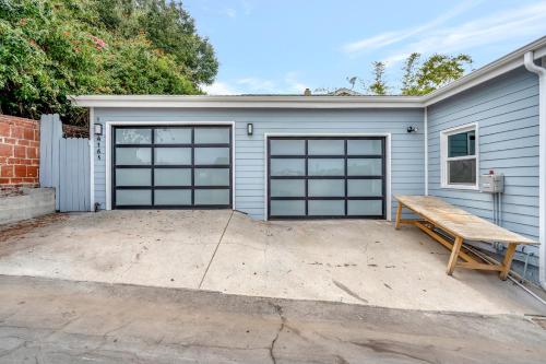 NEW BEACH Pool Home, New Industrial OCEAN Vibe, Hot Tub, Pool, Views in El Segundo, USA