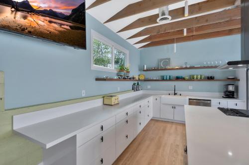 NEW BEACH Pool Home, New Industrial OCEAN Vibe, Hot Tub, Pool, Views in El Segundo, USA