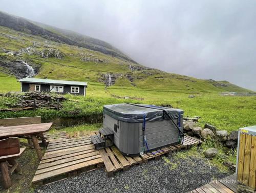 Turf house in Saksun with panoramic view in Gjogv