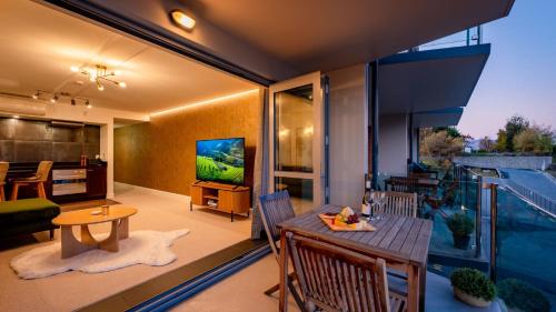 The Nugget-Free Parking-Lake Views-Family Friendly - main image