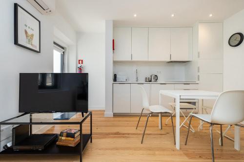 Design and bright studios near Pastéis de Belém - image 5