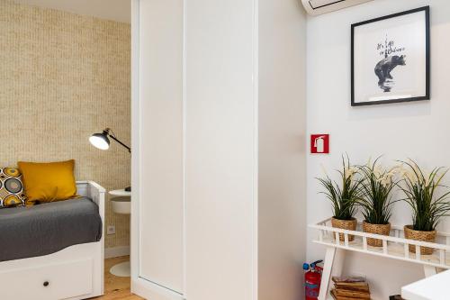 Design and bright studios near Pastéis de Belém - image 12