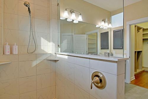 Stylish Austin townhome! King Suite, Full Kitchen, Pool in Austin, USA
