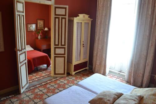 1 double bed, 2 twin beds