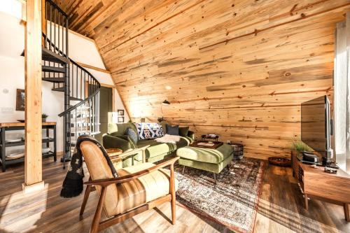 Acute Cabin Nature History Dog-Friendly Sauna in Midland, USA