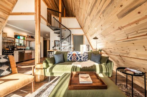 Acute Cabin Nature History Dog-Friendly Sauna in Midland, USA