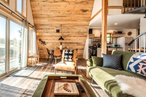Acute Cabin Nature History Dog-Friendly Sauna in Midland, USA