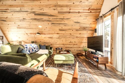 Acute Cabin Nature History Dog-Friendly Sauna in Midland, USA