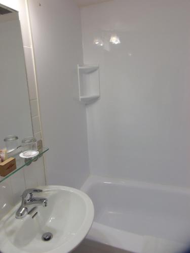 Queen Room image 7