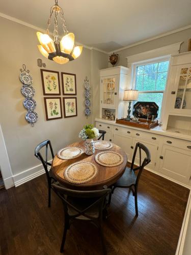 Spacious Central Gardens Home and Carriage House in Memphis, USA