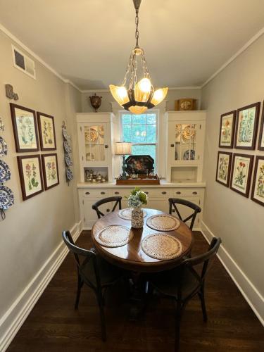 Spacious Central Gardens Home and Carriage House in Memphis, USA
