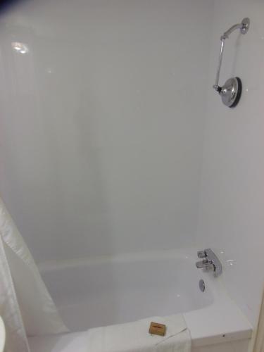 Queen Room image 8