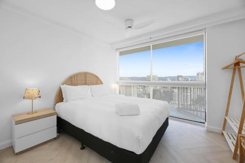 Impeccable Oceanfront 2-Bed with BBQ, Views & Pool