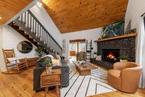 Story Book Cabin with Mountain Views, Game Cave, Hot Tub and Close to Downtown in Blue Ridge, USA