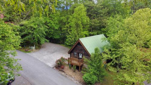 Cozy Cabin! Hot Tub, King Bed, Fireplace, & Pool in Gatlinburg, USA