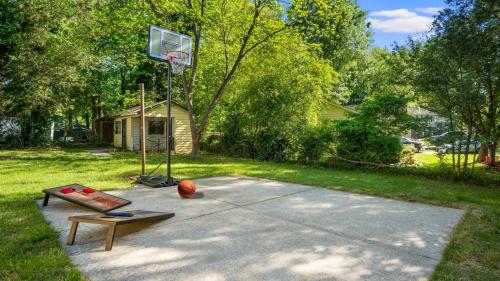 4bd Contemporary Home with BBQ, Game Room in Charlotte, USA