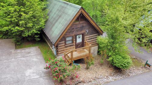 Cozy Cabin! Hot Tub, King Bed, Fireplace, & Pool in Gatlinburg, Vereinigte Staaten von Amerika